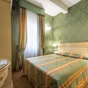 Budget Zimmer mit Kingsize-Bett